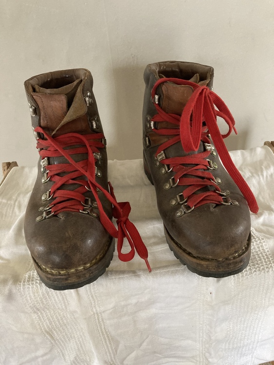Raichle Montagna hiking boots for sale. Sz 8m/42
