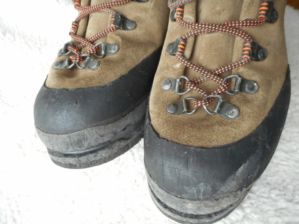 WTB Your used mountaineering boots EU 40.5 (and crampons)