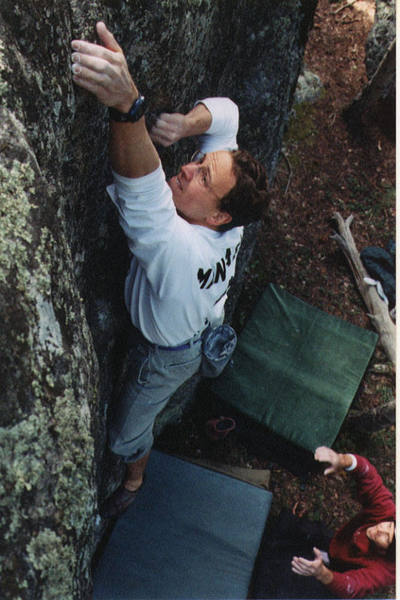 Here's Dave at the top of his <br>
problem, Seul Avec Dieux, <br>
pretending that his right hand is on a <br>
hold. <br>
Photo by Violetta Asscherick.
