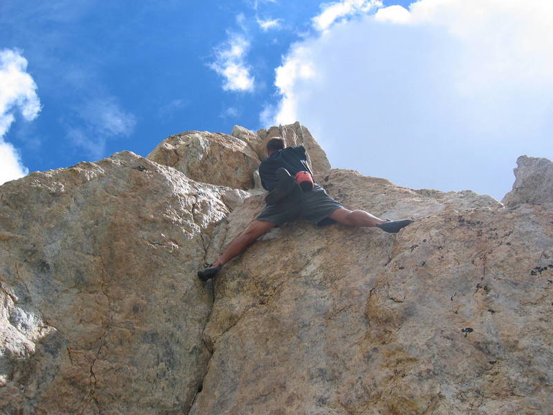 Some dude soloing Irene's Arete! This is the 5.9 stemming variation (5th pitch)...awesome yet nervewracking to watch!