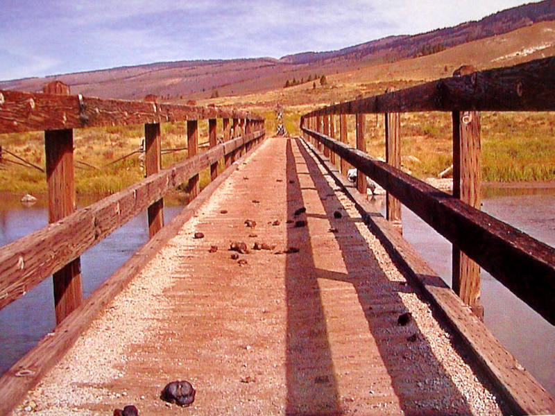 Green River Lakes<br>
<br>
The Highline trail crosses the bridge at the outlet of the lake, and continues northeast along the shoreline.<br>
<br>