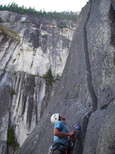 The splitter 5.10b offwidth variation to pitch 7. Isn't it beautiful? I'm a sucker for offwidths... Too bad the #5 I lugged up there wouldn't do anything for me.