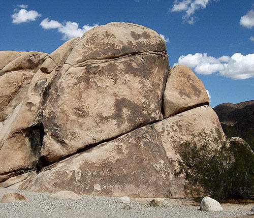 N00b Rock.<br>
Photo by Blitzo.