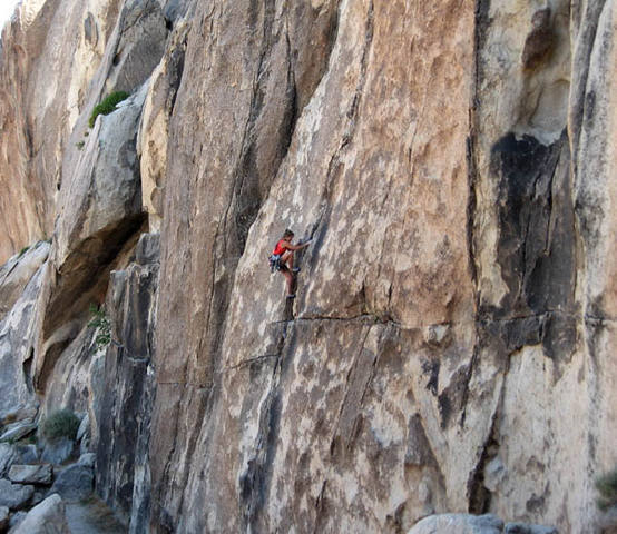 Climbing on Campfire Crag.<br>
Photo by Blitzo.