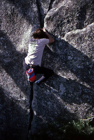 Peter Mayfield free soloing the first pitch of The Cookie-Center.<br>
Photo by Blitzo.