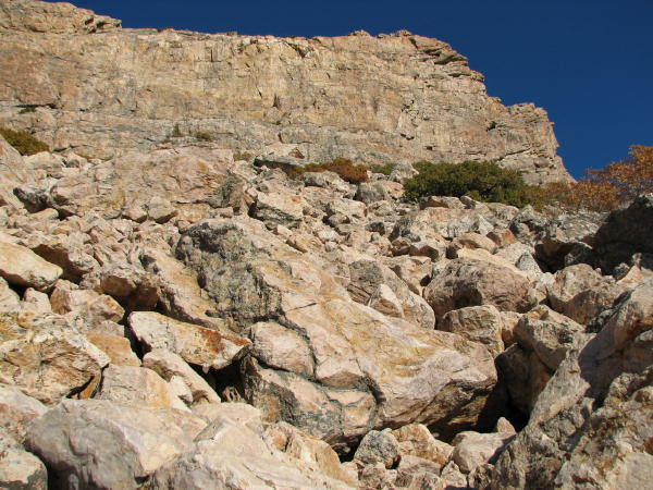 The approach heading east up to the wall. The smaller boulders are further north; they are safer to climb than the large boulders.