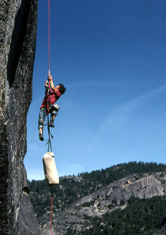 Mike Corbett jugging with a haul bag on "Warlord"-Calaveras Dome.<br>
Photo by Blitzo.