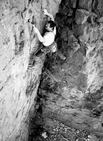 Errett Allen on the first ascent of "Three Stooges".<br>
Photo by Blitzo.