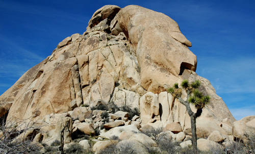 Echo Rock. "TS Special" goes up the buttress on the right, passing the roof.<br>
photo by Blitzo.