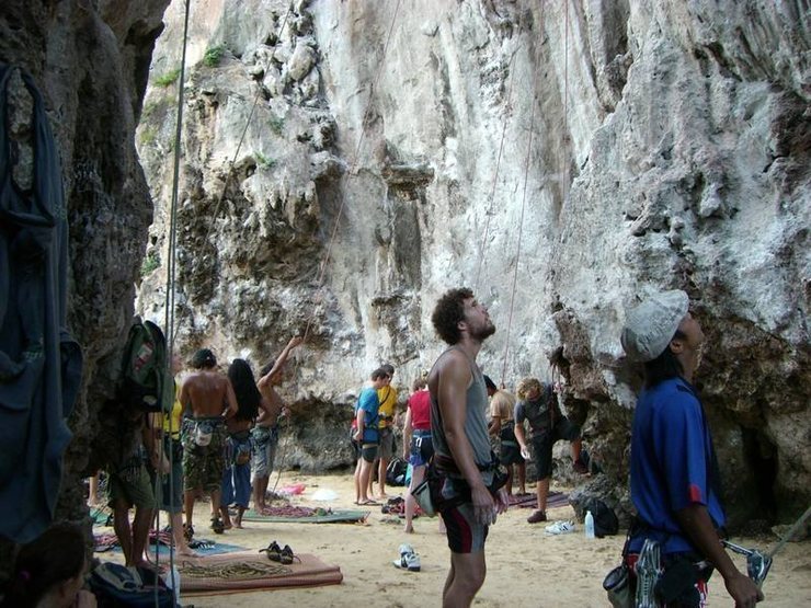 The crowds and guides at the 1-2-3 Wall