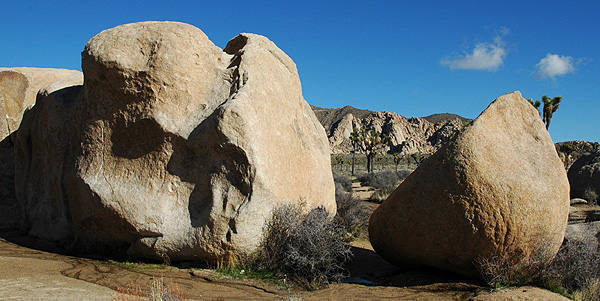 Cyclops Boulders (Manx Boulders).<br>
Photo by Blitzo.