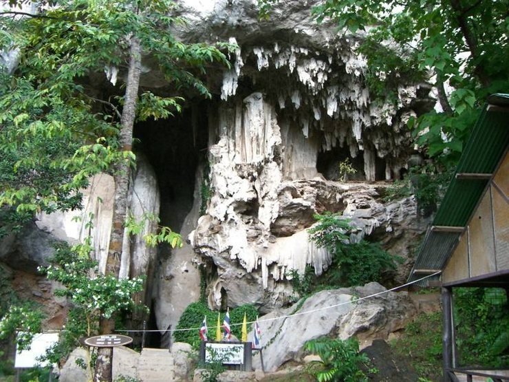 The entrance to Diamond Cave, East Railay