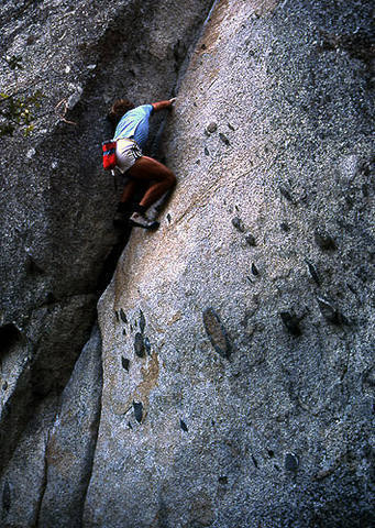 Rick Cashner soloing "Stone Groove"-Yosemite Valley.<br>
Photo by Blitzo.