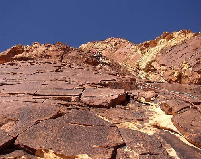 Pleasant climbing on the corrogated plates of the "crocodile's back."