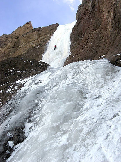 unknown soul on his Ice-Day#2, I quickly took this pic at base of P1 under rapidly plummeting icefall.