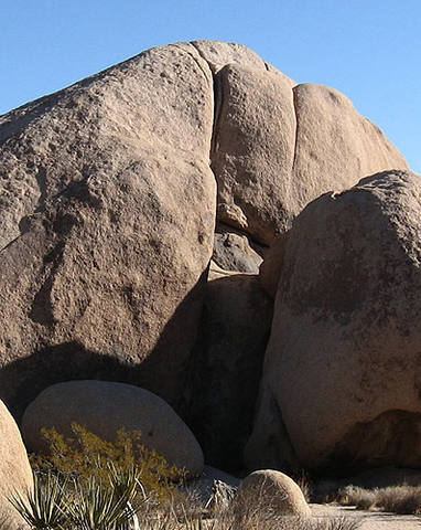 "Desert Solitaire", climbs the crack In the photo center.<br>
Photo by Blitzo.