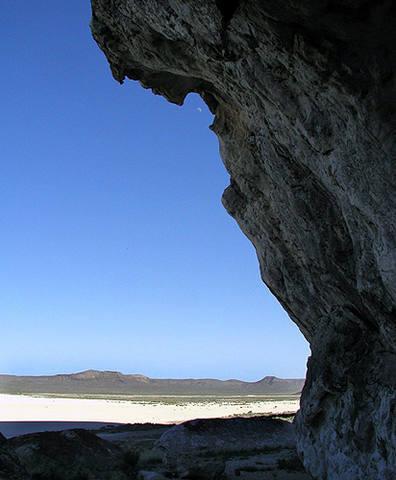 Overhanging boulder face and dry lake bed.<br>
Photo by Blitzo.