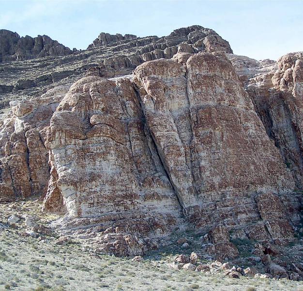 Syringe Buttress:<br>
Rattler's Arete is barely visible on the left side of the buttress. The syringe divides the buttress into two halves. The right half is called Severity Buttress.