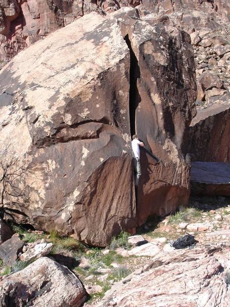 VegasTradGuy drops his rack and entertains some friends at the Kraft boulders. Starting out on Pipe Cleaner V2 (R).