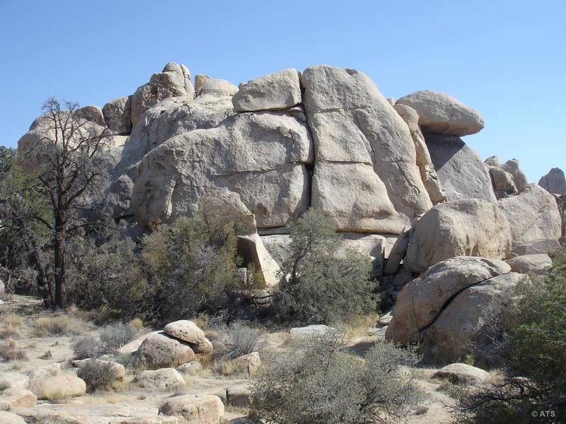 Rock Climbing in Slump Rock, Joshua Tree National Park