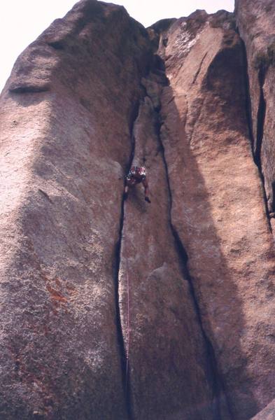 Tony Bubb leads "Climb and Punishment (5.9)" at Reynolds Hill in Vedauvoo. Photo By Joseffa Meir, ~Y2K