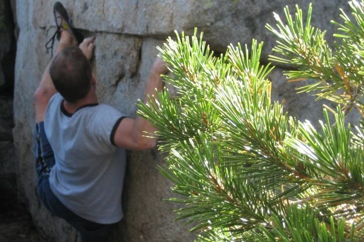Unknown problem (V4?) on an unknown boulder at Donner Pass. On the way to the Grouse Slabs. Thanks to Ben and Mason for showing me this great problem.