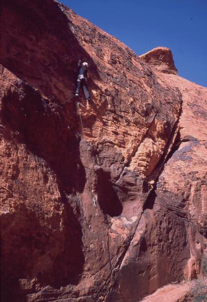 Michelle Moffat follows 'Pain In The Neck' on Sweet Pain Wall, in Red Rocks. Photo by Chris Parks, 1/04.