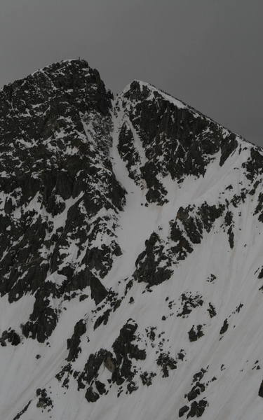 this is the day luca brasi speaks of.<br>
he is on the summit as I am contemplating pure insanity in the notch above the couloir which was about 1 foot wide(and a couple feet deep) for about 5-15 feet.