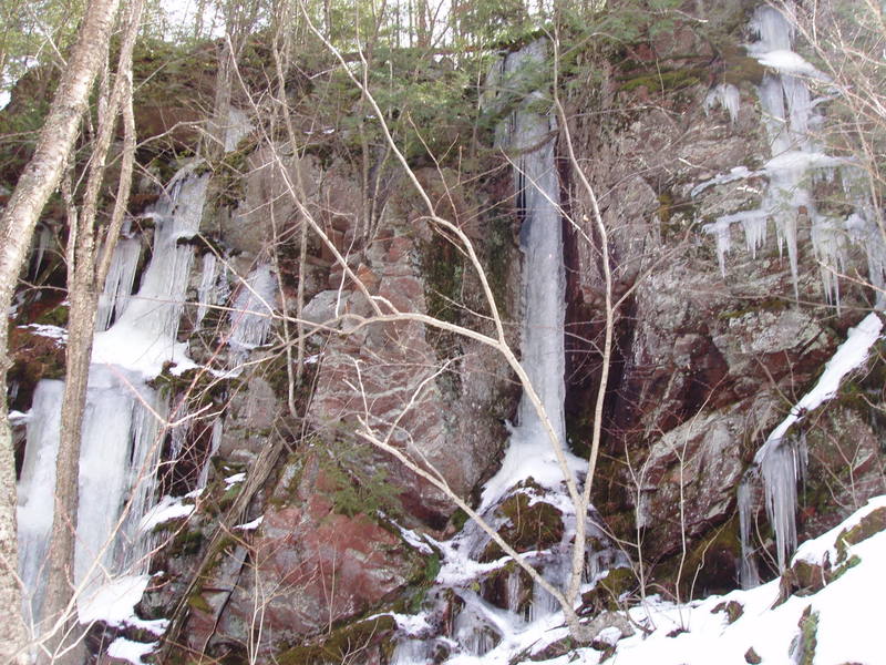 50+ feet of gorgeous ice<br>
Right- Ice Box WI 3/4 FFA 12/15/07 PB&EO FA Rope-solo EO 04/18/07.