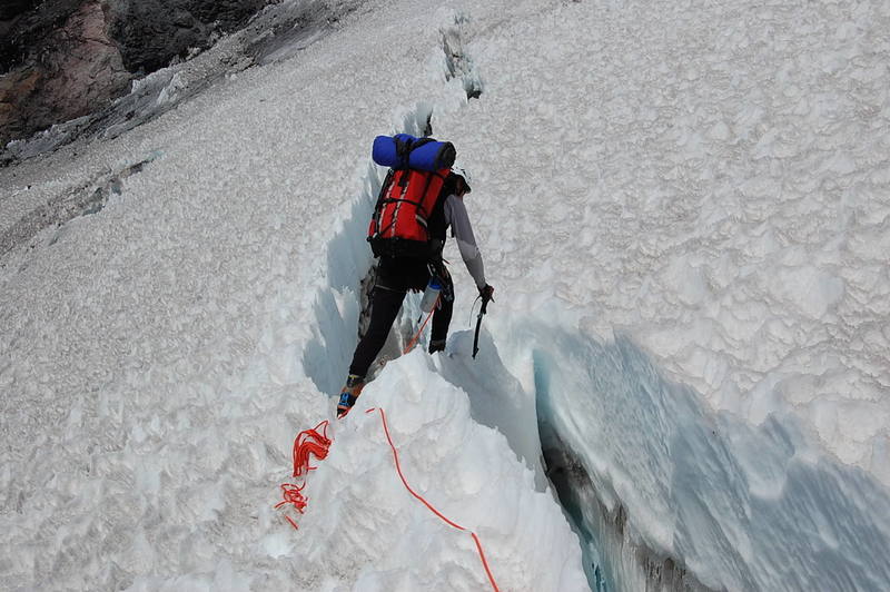 Crossing a endless bottom Crevasse in the snowfield near the top