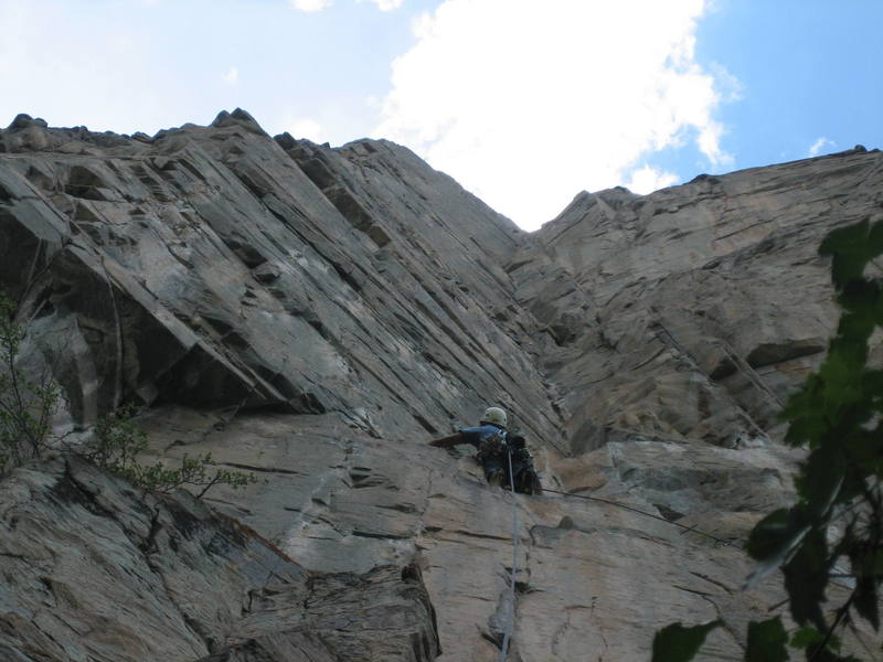 Dave Marsonowski leading the first pitch of Seamstress on Ames, with the stunning dihedral pitches looming above.