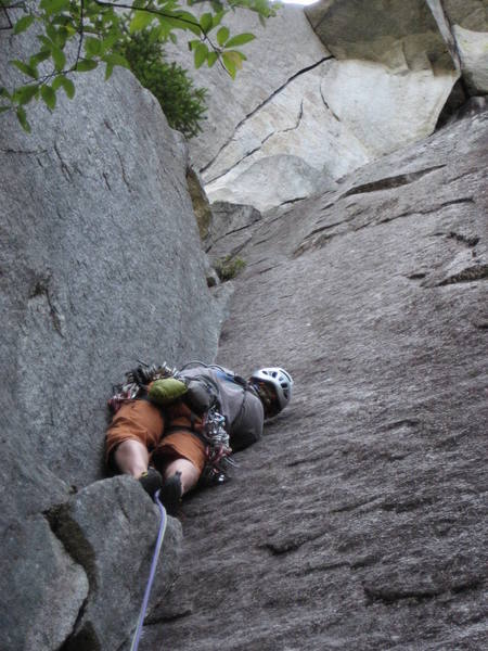 Leading the first pitch. The twin cracks leading to the roof (p2) are visible above.