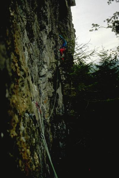Simon midway through the 1st pitch of Pied Piper, 5.10d (E3 5c).