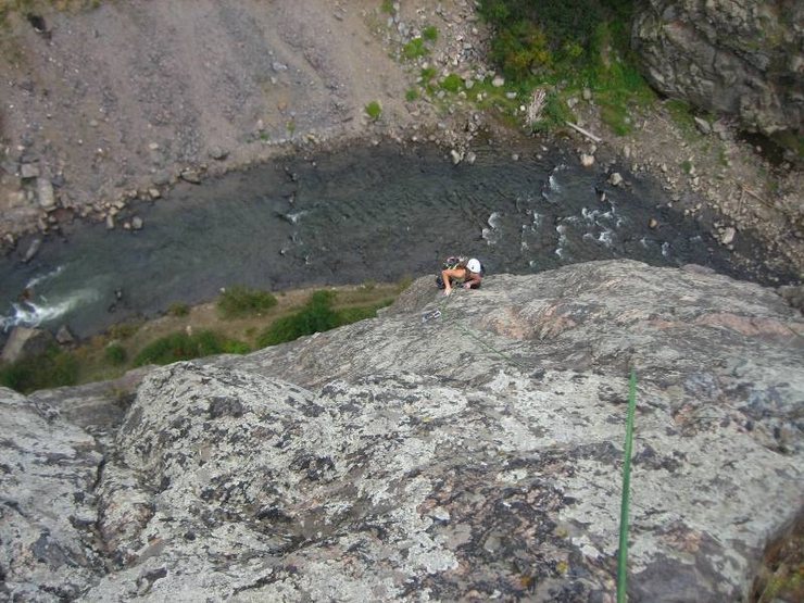 Silvia topping out on the last pitch of the Nice-Ride linkup (Ride the Snake and Gneiss Roof).
