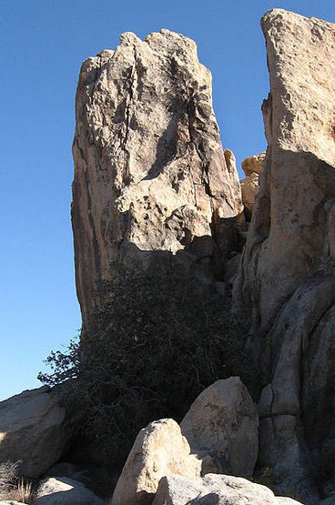 "French Flies" follows the crack to the left. "Chocolate Snake" the crack to the right. <br>
Photo by Blitzo.