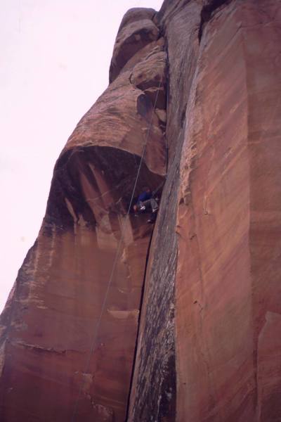 I-Forget-Who follows the unknown crack with a roof at the left end of Blue Gramma. Photo by Tony Bubb, 2005.