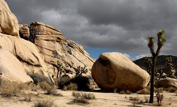 The Womb Boulder.<br>
Photo by Blitzo.