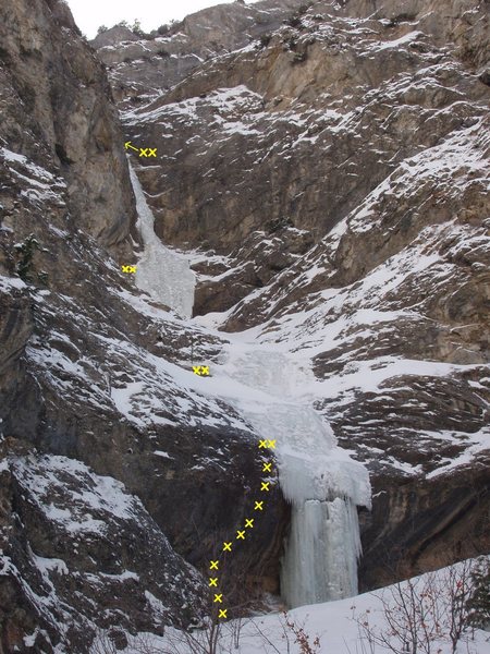 [[105879672]]: Usually done in two pitches. In poor conditions there is a bolt ladder ([[107944763]]) to bypass the first curtain. Chains for the top of the last pitch are up the chute on the left. To get to [[105879679]] from here scramble up the rock above the anchors to the top of the ridge to rappel chains. Rap down the other side of the ridge using a single 70m rope to reach the bottom of [[105879679]].<br>
(Photo: Feb. 10, 2005)
