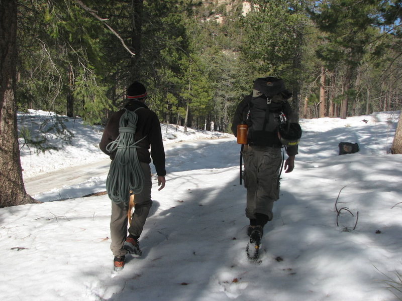 Charlie King and Rev. Mcleod hiking back to the car near the Palisades Ranger Station. <br>
Jan,08<br>