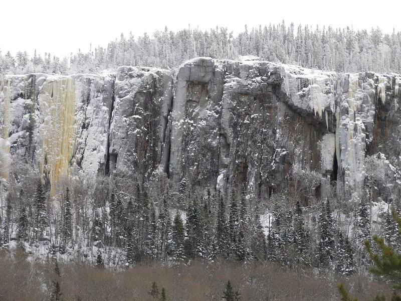 Kama Bay. Icebreakers on left, Shelob's Lair and Galadrials Phial on right. Dec 2005