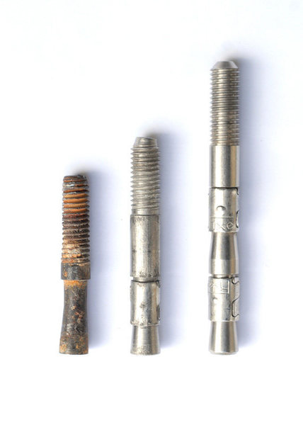 Here is the Fine Line bolt alongside the current offerings from Fixe. The bolt in the middle is a 2.75" wedge bolt (considered totally solid in Sierra granite but sketchy in soft sandstone), while the right-hand bolt is a 3.75" double-wedge.<br>
<br>
Notice that on the pulled bolt, the expansion clip is gone. Like previous removals, when the bolt was pulled, the expansion clip simply slid over the end of the expansion cone and still resides in the rock.