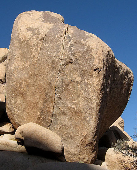 Another big, cool boulder near-by.<br>
Photo by Blitzo.