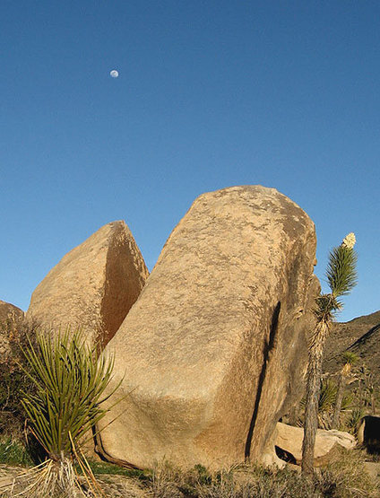 Moon over Simpleton Rock.<br>
Photo by Blitzo.