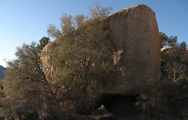 Indian Cave Boulder.<br>
Photo by Blitzo.