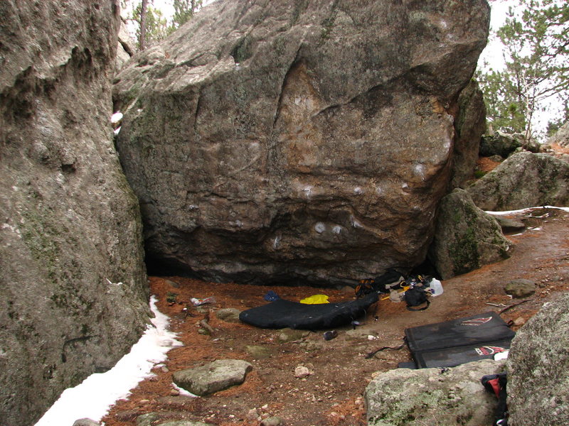 Starts low in the middle and shoots right to the arete and then an airy top out off the picture
