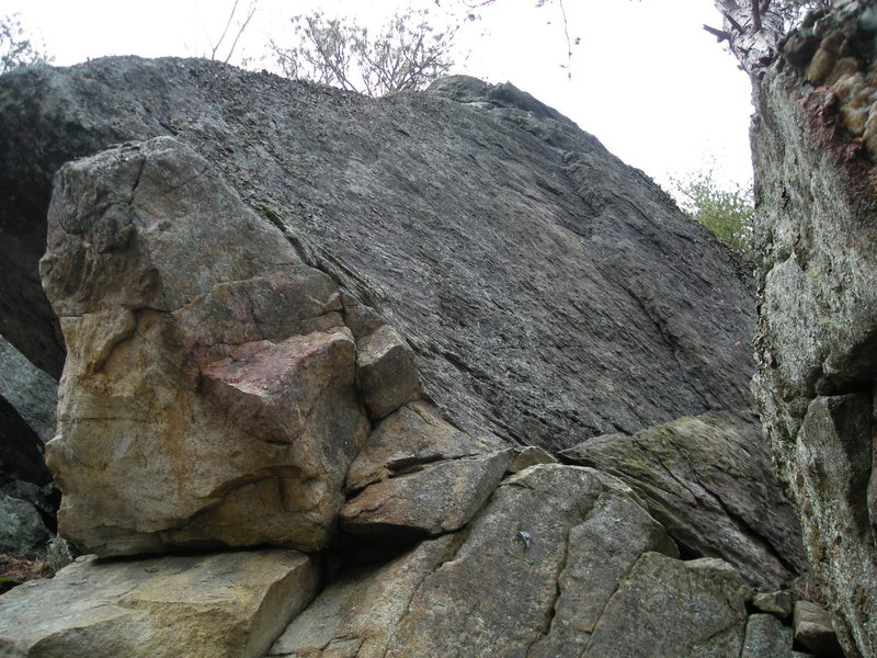 Dogstar climbs the face using the thin shelf. Footy and technical.