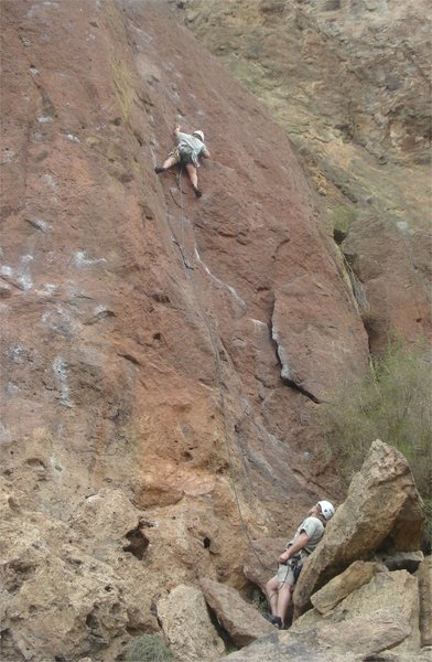 Mattyg leading Phoenix. (Note that he chose to not place an optional piece behind the flake prior to the first bolt.)