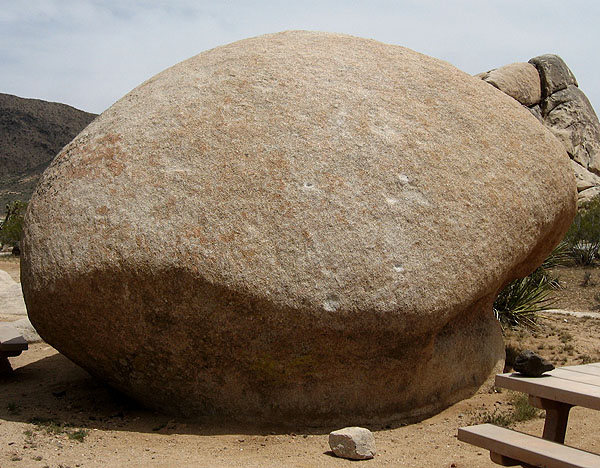 "The Chipped Bulge" goes up the center above the cheatstone.<br>
Photo by Blitzo.