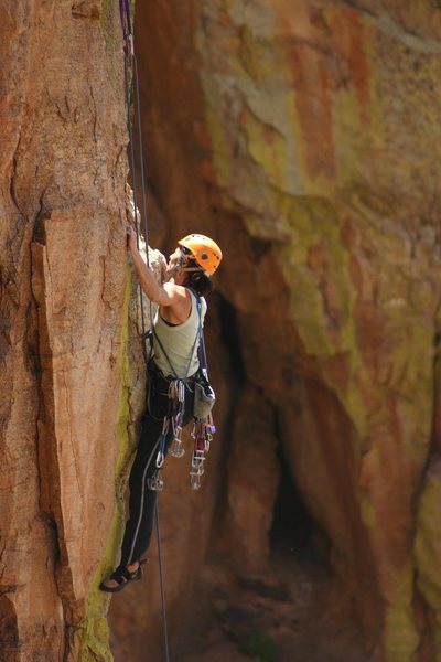 Maite, looking up Bobby Fissure, a great mixed route.