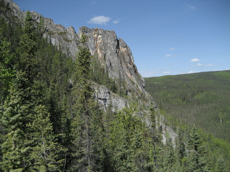 This crag is located North of Crackland and appears to be awaiting some first ascents.